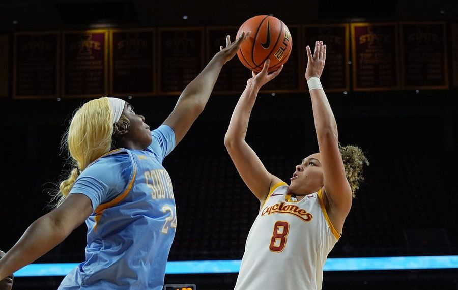 Deadspin | Southern overtakes Samford late for First Four victory