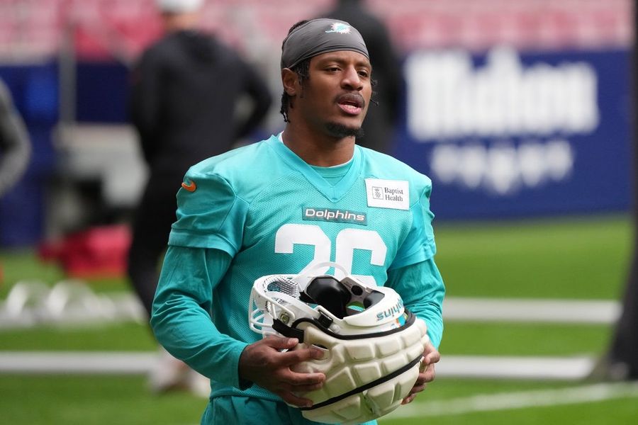 Relatório: Commanders contratam Rasul Douglas por um ano.