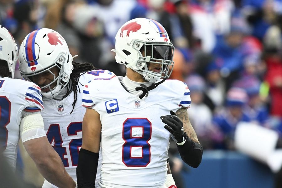 O linebacker do Bills, Terrel Bernard (cotovelo), sai de campo contra o Texans.