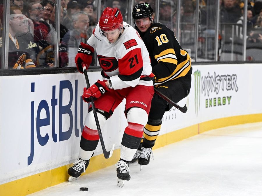 Los Hurricanes superaron a los Bruins gracias a un segundo período de dos goles.