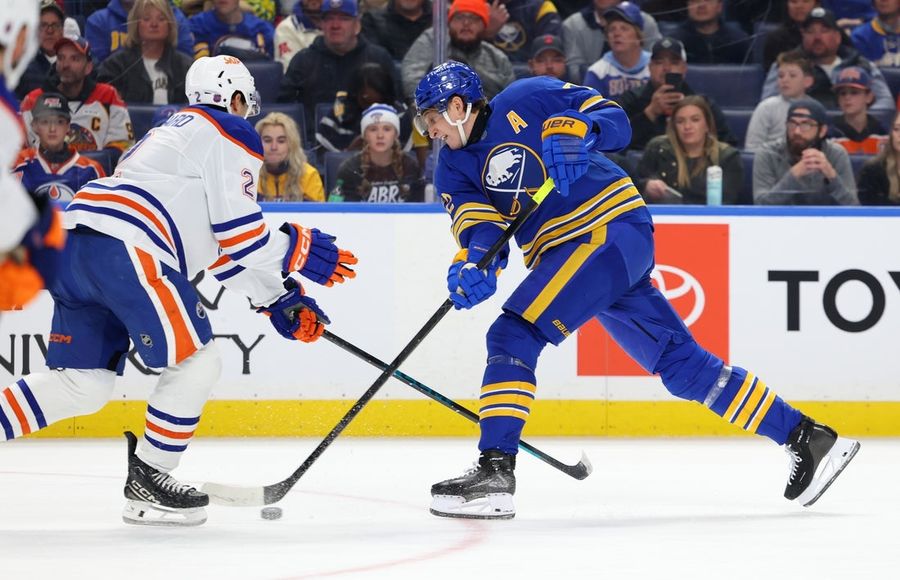 Noah Ostlund anota dos goles para ayudar a los Sabres a aplastar a los Oilers.