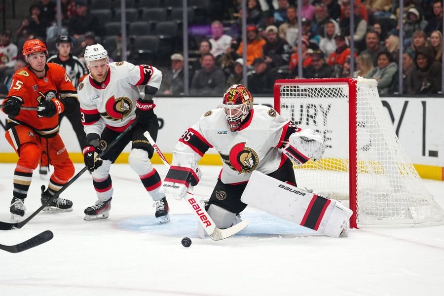 Senators score late to hand Ducks rare home loss