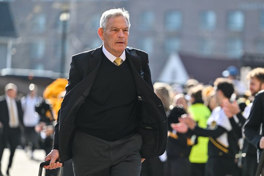 El entrenador de Iowa, Kirk Ferentz, regresará en 2026 para su temporada número 28.
