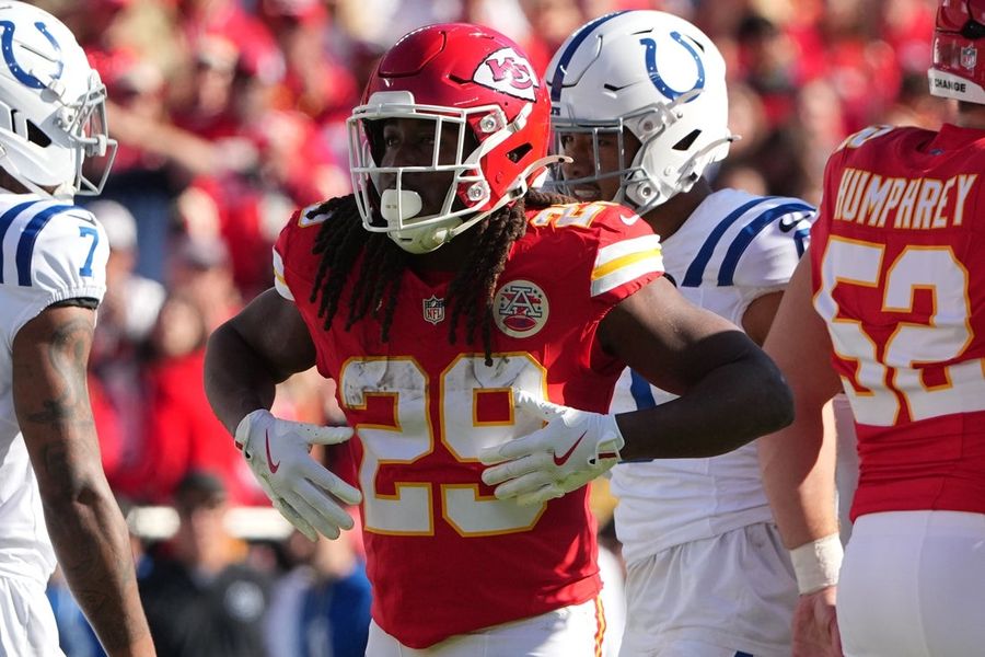 Reportagem: O veterano running back Kareem Hunt visita os Lions.