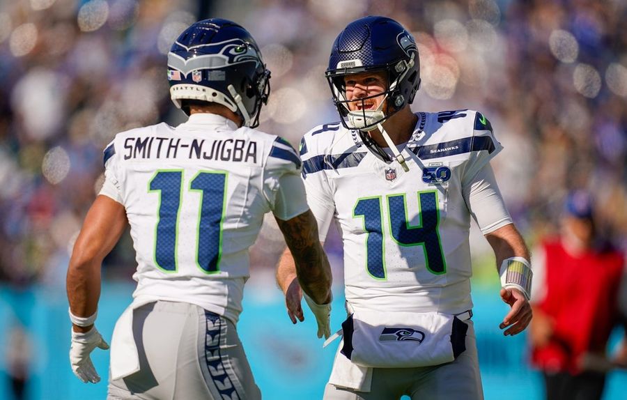 Sam Darnold throws pair of TDs, Seahawks prolong Titans' misery