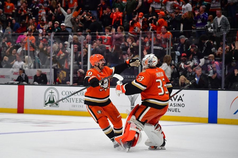 Resilient Ducks look to keep rolling vs. slumping Blackhawks