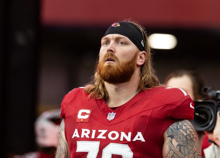 Notícia: Hjalte Froholdt, pivô do Cardinals, recebe extensão de contrato de 2 anos e US$ 20 milhões.