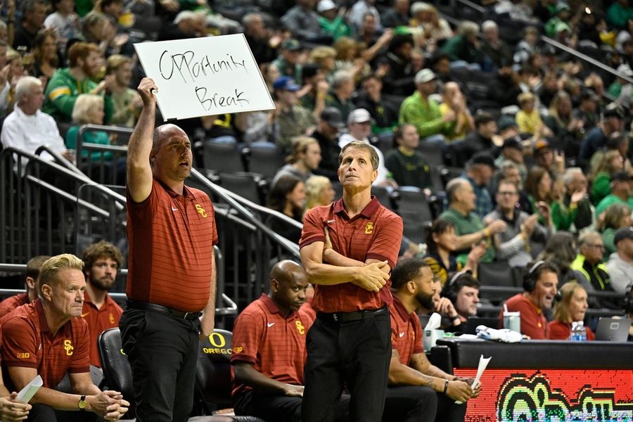 NCAA Basketball: Southern California at Oregon