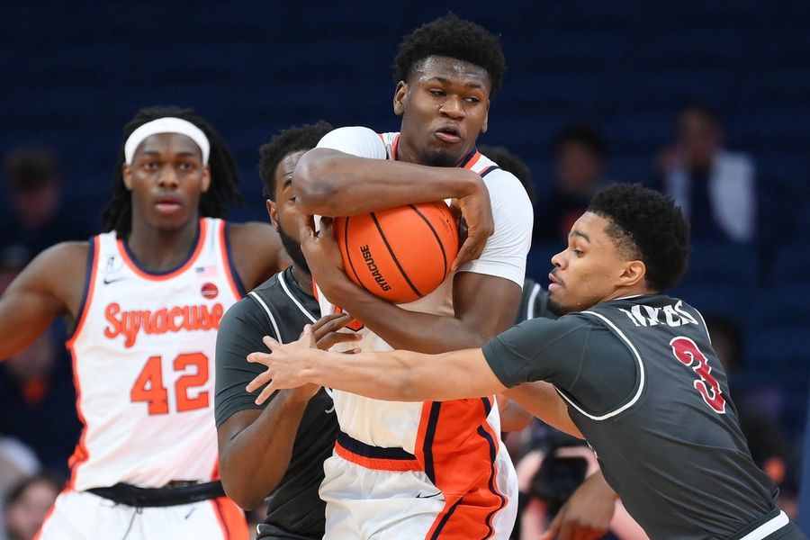 Syracuse hold on for close win over visiting Saint Joseph's