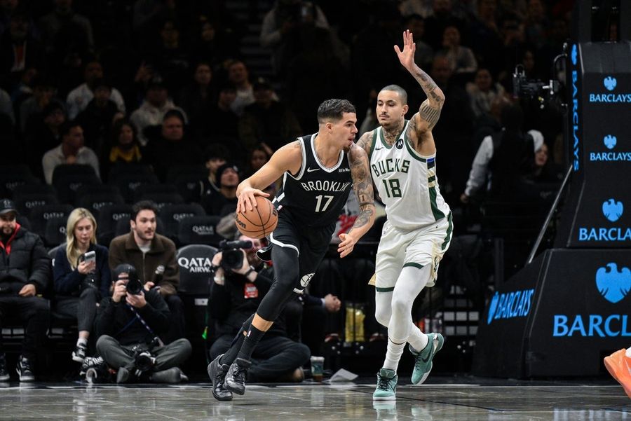 Los Nets usan un ataque de puntuación equilibrada para bombardear a los Bucks