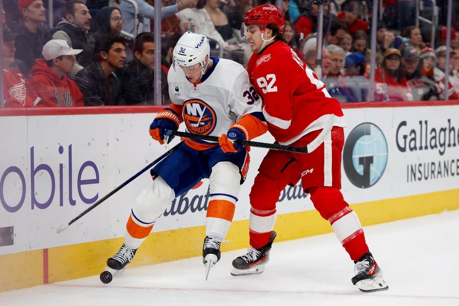 NHL: New York Islanders at Detroit Red Wings
