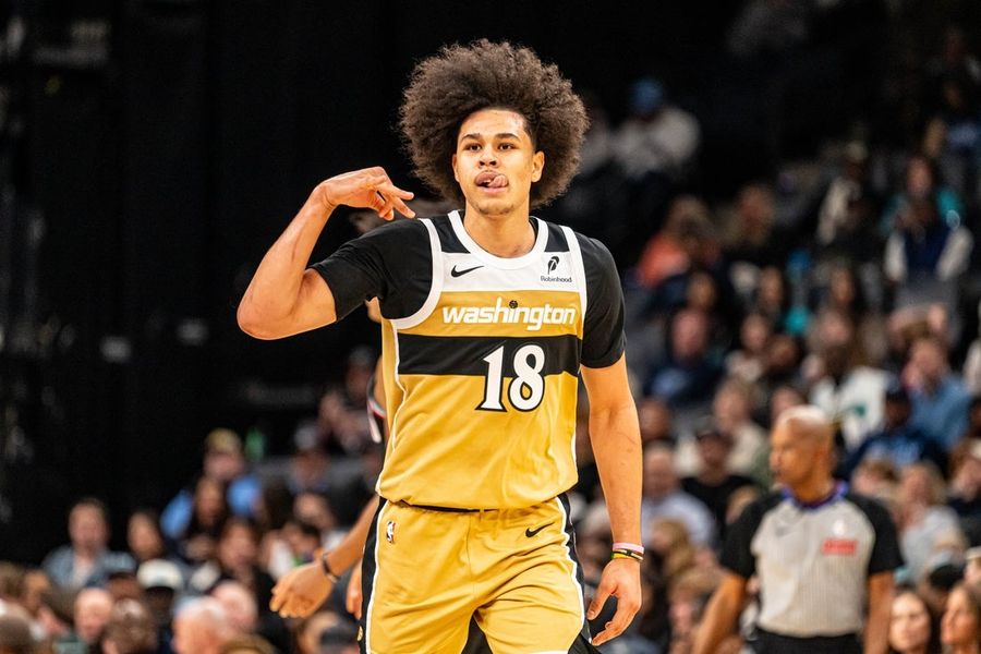 O ala Kyshawn George, do Wizards (cotovelo), está fora da temporada.