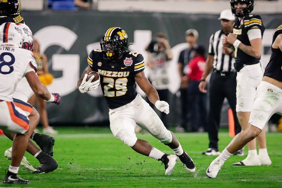 El entrenador de Mizzou responde con vehemencia a la protesta por la regla del despeje y actualiza la situación del corredor Ahmad Hardy.