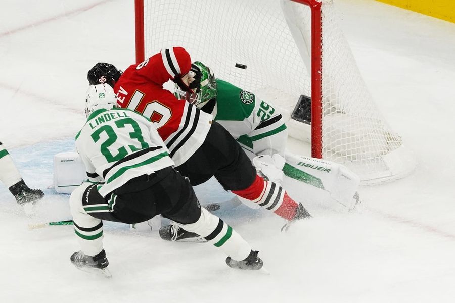 Blackhawks build 3-goal lead, extend Stars' skid to 4