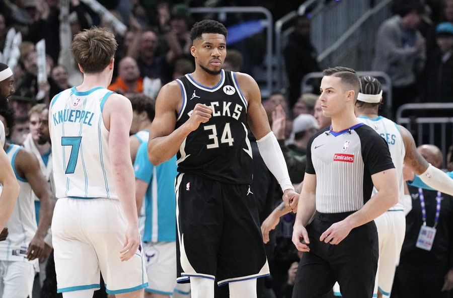 NBA roundup: Giannis Antetokounmpo sets 30-10-5 mark in Bucks' win