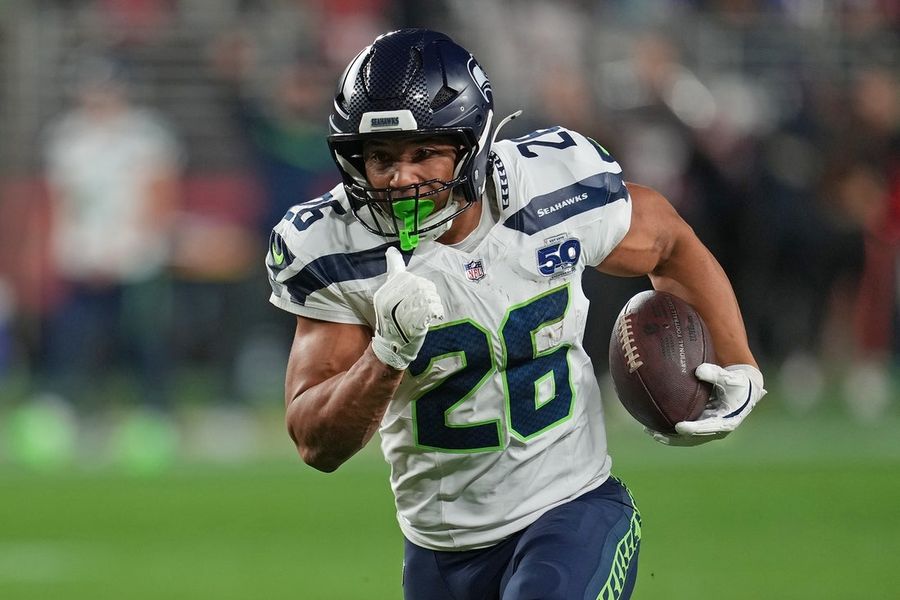 Zach Charbonnet, corredor de los Seahawks, se someterá a una cirugía de rodilla que le pondrá fin a la temporada.
