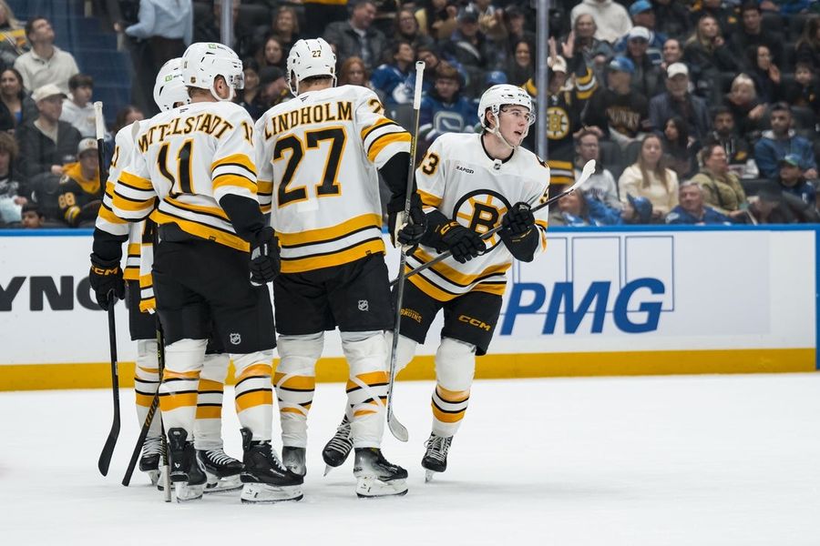 Fraser Minten, oriundo de Vancouver (2 goles), impulsa a los Bruins en tiempo extra