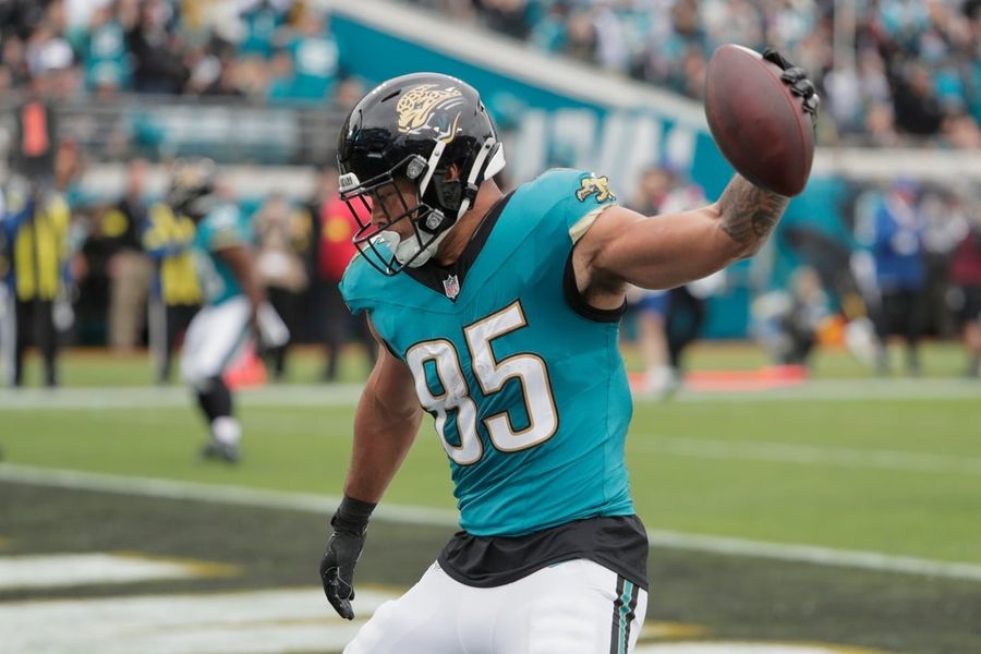 Reports: Jags agree on 3-year, $48M deal with TE Brenton Strange