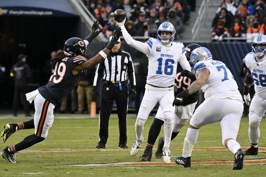 Lions sneak past Bears, 19-16