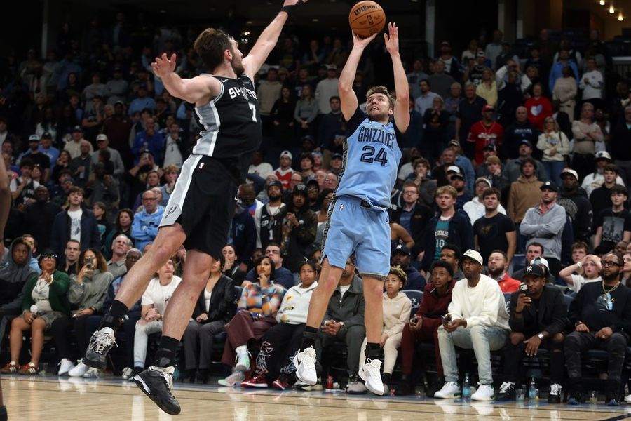 Los Grizzlies remontan y superan a los Spurs 106-105