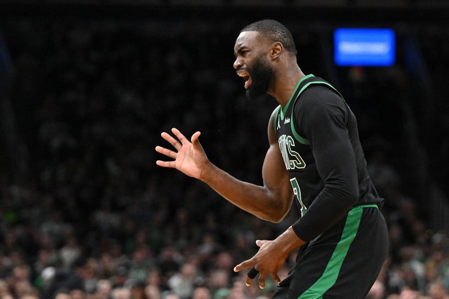 La estrella de los Celtics, Jaylen Brown, recibió una multa de $35,000 por criticar al arbitraje.
