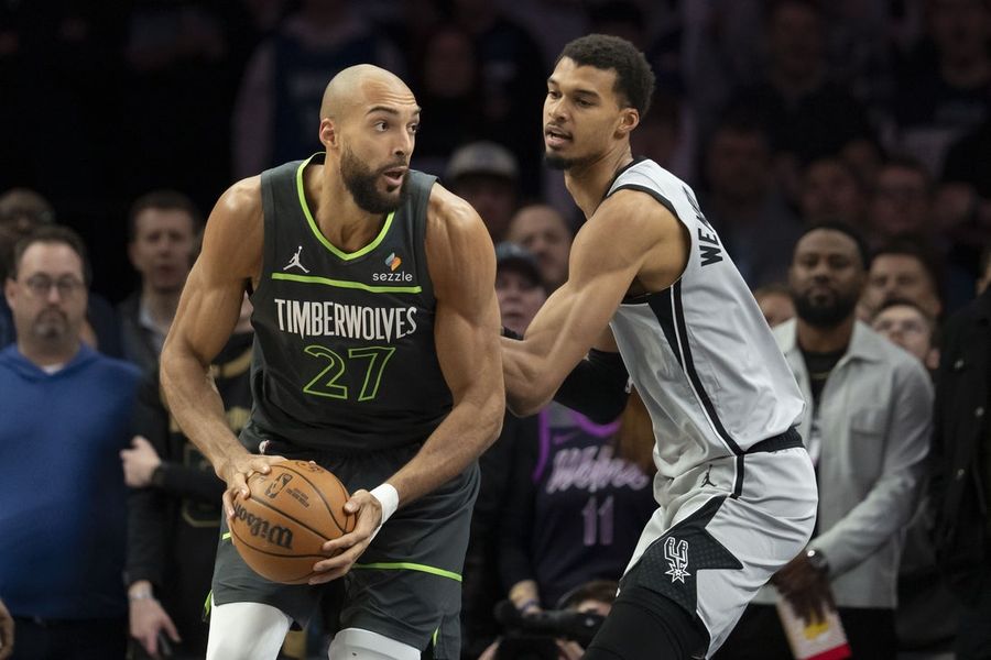 El centro de los Wolves, Rudy Gobert, fue suspendido un juego por acumulación de faltas flagrantes.