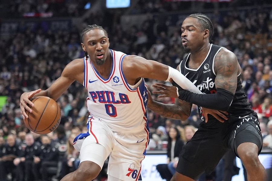 Tyrese Maxey anota 33 puntos y lleva a los 76ers a la victoria sobre los Raptors para dividir la serie de la temporada.