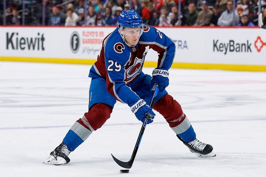 Nathan MacKinnon devuelve el rumbo a Avalanche en la victoria sobre Caps