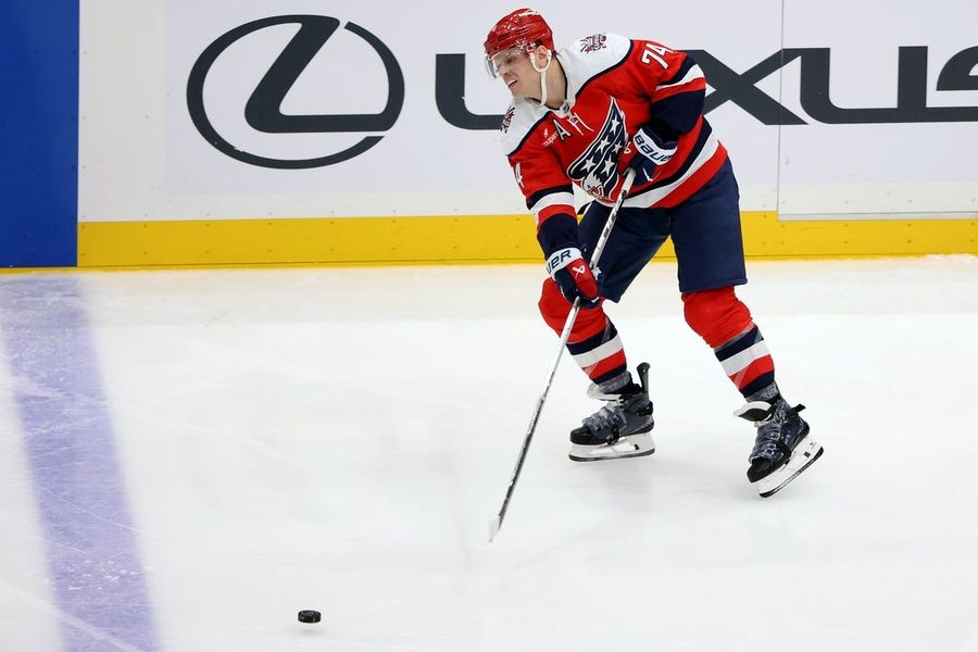 Los Ducks adquieren al D John Carlson de los Caps en un intercambio nocturno