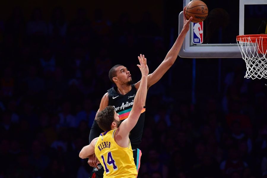 NBA: San Antonio Spurs at Los Angeles Lakers