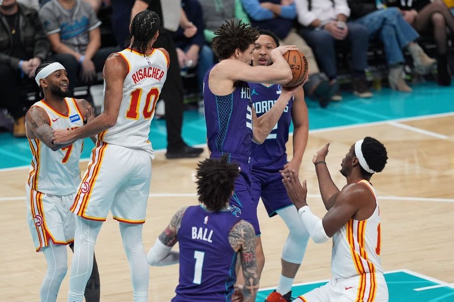 Hornets hold off Hawks' late comeback attempt