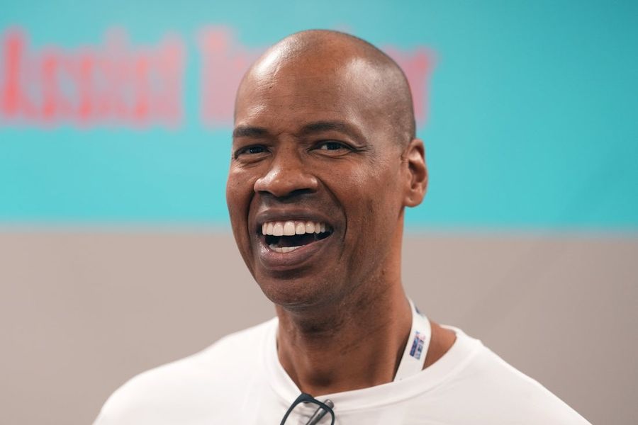 Jason Collins, jogador da NBA e pioneiro LGBTQ+, morre aos 47 anos.