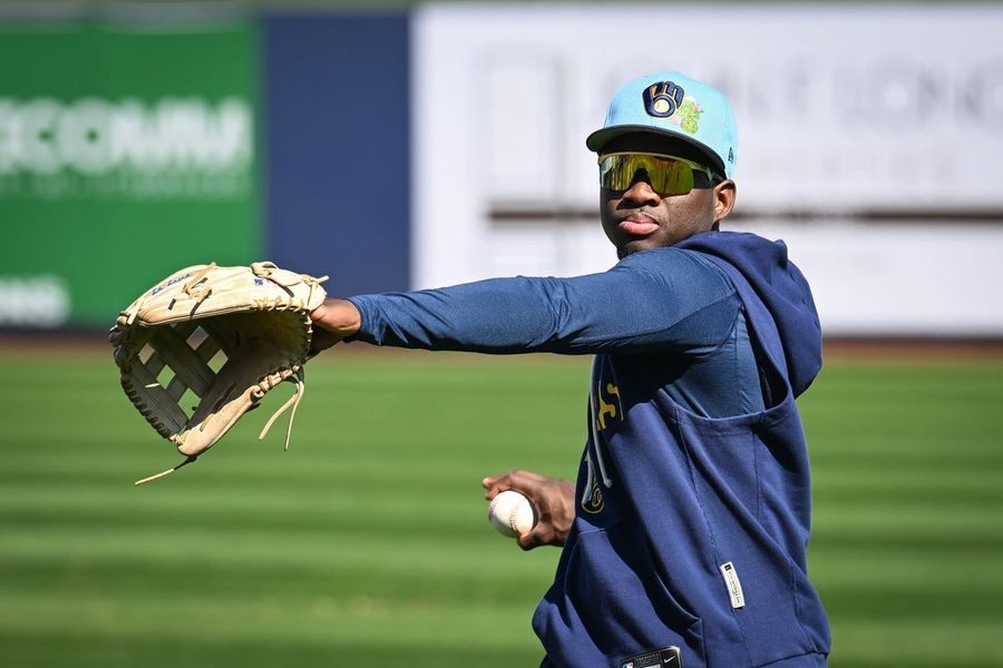 Os Brewers promovem o promissor jogador de campo externo Luis Lara.