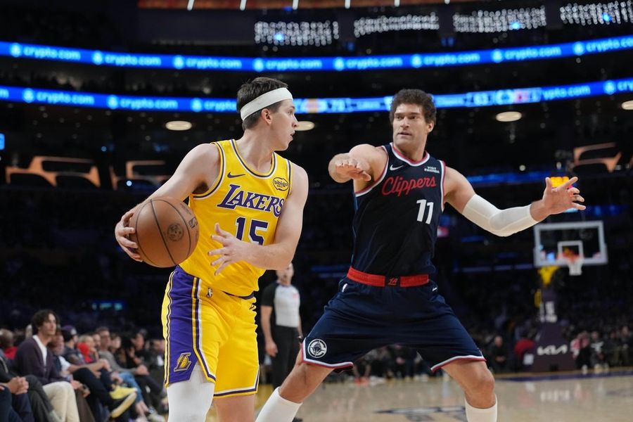 Reunited Lakers trio leads late surge past Clippers