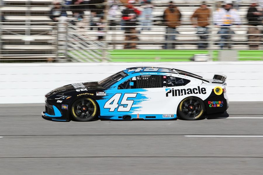 Tyler Reddick comienza su intento por conseguir su tercera victoria consecutiva en la Copa NASCAR con una pole position