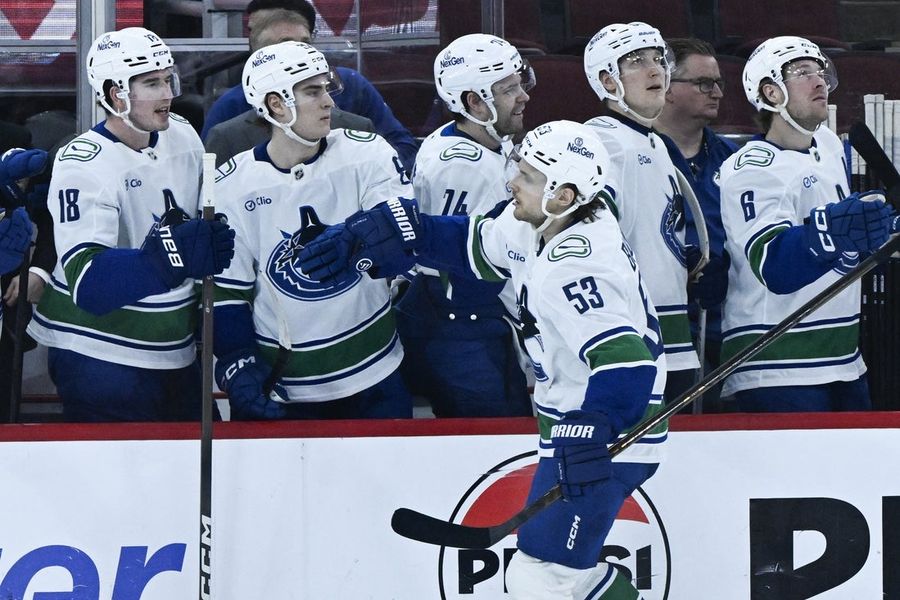Canucks snap 7-game skid with 3rd-period surge past Blackhawks