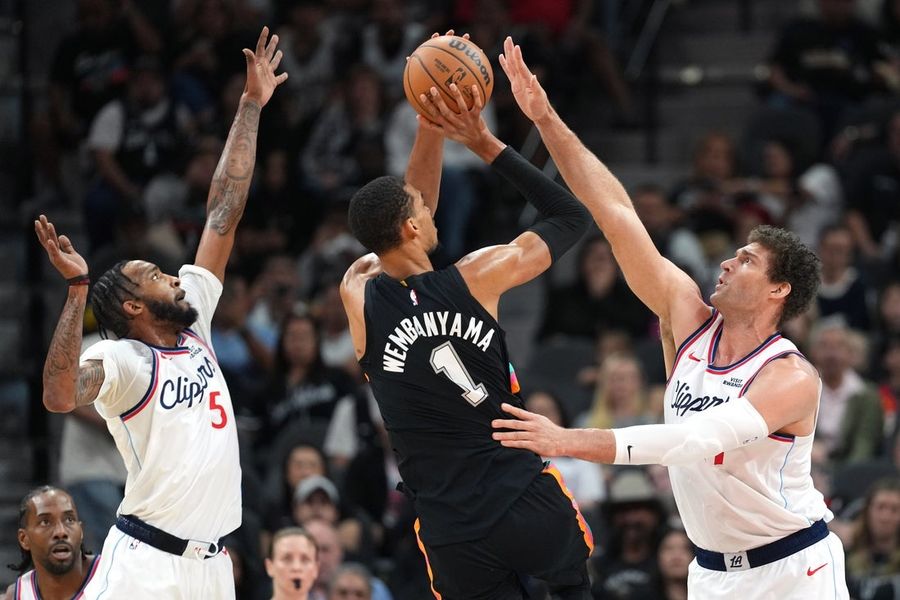 Spurs overcome 25-point deficit to beat Clippers