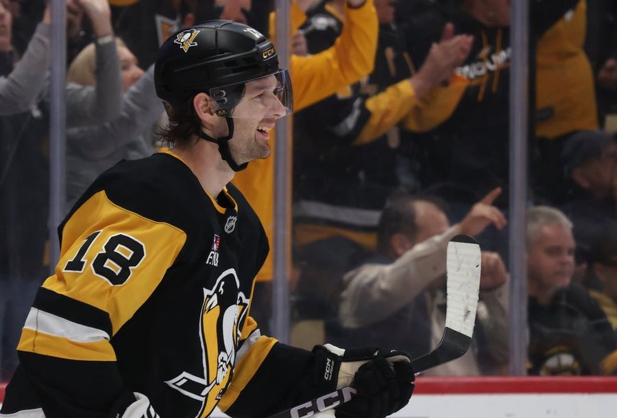 Pens sign F Tommy Novak to 3-year, $13.95M extension