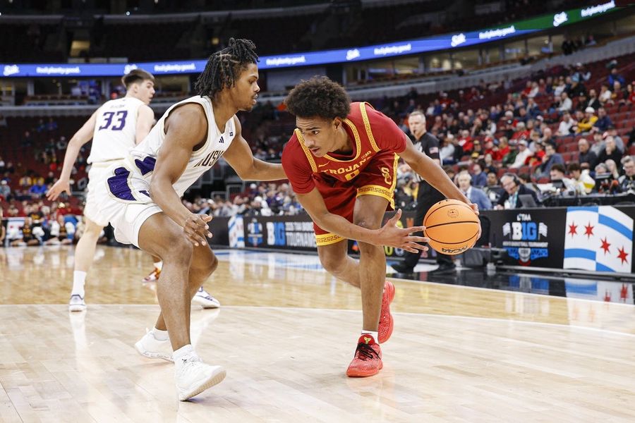 Alijah Arenas, número 21 de USC, está ansioso por comenzar su partido contra Milwaukee.