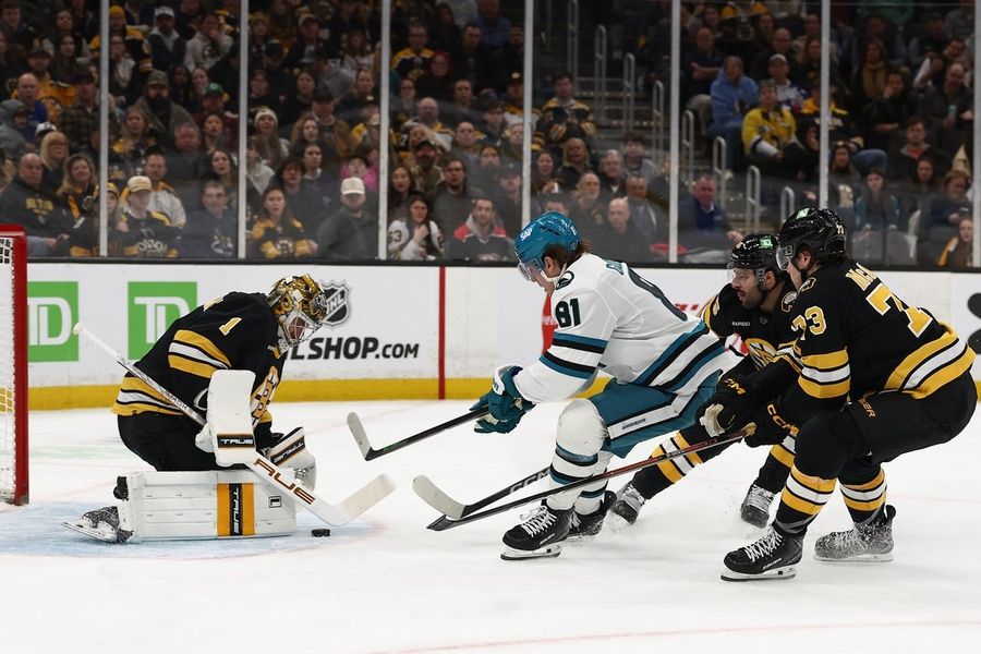 Os Sharks abrem grande vantagem e encerram a sequência de 13 vitórias consecutivas dos Bruins em casa.