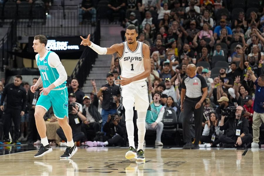 NBA: Charlotte Hornets at San Antonio Spurs