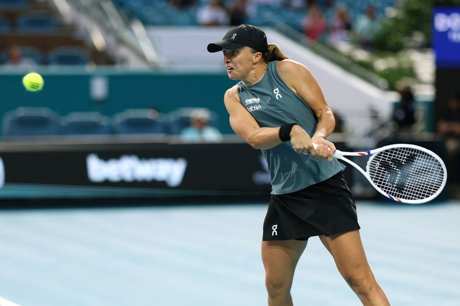 Deadspin | WTA roundup: Two-time Stuttgart champ Iga Swiatek into quarterfinals Mar 19, 2026; Miami Gardens, FL, USA; Iga Swiatek (POL) hits a backhand against Magda Linette (POL) (not pictured) on day three of the 2026 Miami Open at Hard Rock Stadium. Mandatory Credit: Geoff Burke-Imagn Images In her first match with new clay-court coach Francisco Roig, former World No. 1 Iga Swiatek cruised past Laura Siegemund of Germany 6-2, 6-3 on Wednesday at the Porsche Tennis Grand Prix in Stuttgart, Germany. Swiatek, a two-time champion at Stuttgart who is seeded No. 3, failed to capitalize on an early break in the opening set, but rebounded by breaking Siegemund in the sixth and eighth games. In the second set, the six-time Grand Slam champion missed out on another early break but again broke her opponent in the eighth game to take a 5-3 lead before closing out the match. Swiatek, who had a first-round bye, is on to the quarterfinals. Qualifier Zeynep Sonmez of Turkey pulled off a sizable upset, taking down fifth-seeded Jasmine Paolini of Italy 6-2, 6-2 in a one-hour, 16-minute match. Sönmez landed 72% of her first serves and also won 62.5% percent of second-return points, while Paolini failed to convert her lone break-point opportunities and won just 41.8% of total points. Fourth-seeded Elina Svitolina of Ukraine was among the other winners, dominating Eva Lys of Germany 6-1, 6-0. Sixth-seeded Mirra Andreeva of Russia took down defending champion Jelena Ostapenko of Latvia 5-7, 6-2, 6-4, American qualifier Alycia Parks defeated German wild card Noma Noha Akugue 6-4, 6-2, and Linda Noskova of the Czech Republic outlasted Zhang Shuai of China 5-7, 6-1, 6-4. Rouen Metropolitan Open Unseeded Katie Boulter of Great Britain pulled off an upset of No. 3 seed Jaqueline Cristian of Romania, winning 7-6 (5), 4-6, 6-1 to advance to the quarterfinals at Rouen, France. Boulter, who has won just once on the WTA Tour, survived a tough first set that saw her take a 5-0 lead in the tiebreaker, only for Cristian to save five set points before Boulter prevailed. Cristian rebounded in the second set, but Boulter cruised in the third set, breaking Cristian twice en route to the win. Top-seeded Marta Kostyuk of Ukraine dropped the opening set to unseeded American Caty McNally, then bounced back for a 2-6, 6-2, 6-1 victory to reach the quarterfinals. Kostyuk will face fifth-seeded American Ann Li, who notched a 4-6, 6-2, 6-3 triumph over unseeded Kamilla Rakhimova of Uzbekistan. Unseeded Tatjana Maria of Germany upset No. 9 seed Elsa Jacquemot of France 6-4, 6-3. Other winners included No. 2 seed Sorana Cirstea of Romania, Anna Bondar of Hungary and Oleksandra Oliynykova of Ukraine. –Field Level Media #Deadspin #WTA #roundup #Twotime #Stuttgart #champ #Iga #Swiatek #quarterfinals Deadspin | WTA roundup: Two-time Stuttgart champ Iga Swiatek into quarterfinals Mar 19, 2026; Miami Gardens, FL, USA; Iga Swiatek (POL) hits a backhand against Magda Linette (POL) (not pictured) on day three of the 2026 Miami Open at Hard Rock Stadium. Mandatory Credit: Geoff Burke-Imagn Images In her first match with new clay-court coach Francisco Roig, former World No. 1 Iga Swiatek cruised past Laura Siegemund of Germany 6-2, 6-3 on Wednesday at the Porsche Tennis Grand Prix in Stuttgart, Germany. Swiatek, a two-time champion at Stuttgart who is seeded No. 3, failed to capitalize on an early break in the opening set, but rebounded by breaking Siegemund in the sixth and eighth games. In the second set, the six-time Grand Slam champion missed out on another early break but again broke her opponent in the eighth game to take a 5-3 lead before closing out the match. Swiatek, who had a first-round bye, is on to the quarterfinals. Qualifier Zeynep Sonmez of Turkey pulled off a sizable upset, taking down fifth-seeded Jasmine Paolini of Italy 6-2, 6-2 in a one-hour, 16-minute match. Sönmez landed 72% of her first serves and also won 62.5% percent of second-return points, while Paolini failed to convert her lone break-point opportunities and won just 41.8% of total points. Fourth-seeded Elina Svitolina of Ukraine was among the other winners, dominating Eva Lys of Germany 6-1, 6-0. Sixth-seeded Mirra Andreeva of Russia took down defending champion Jelena Ostapenko of Latvia 5-7, 6-2, 6-4, American qualifier Alycia Parks defeated German wild card Noma Noha Akugue 6-4, 6-2, and Linda Noskova of the Czech Republic outlasted Zhang Shuai of China 5-7, 6-1, 6-4. Rouen Metropolitan Open Unseeded Katie Boulter of Great Britain pulled off an upset of No. 3 seed Jaqueline Cristian of Romania, winning 7-6 (5), 4-6, 6-1 to advance to the quarterfinals at Rouen, France. Boulter, who has won just once on the WTA Tour, survived a tough first set that saw her take a 5-0 lead in the tiebreaker, only for Cristian to save five set points before Boulter prevailed. Cristian rebounded in the second set, but Boulter cruised in the third set, breaking Cristian twice en route to the win. Top-seeded Marta Kostyuk of Ukraine dropped the opening set to unseeded American Caty McNally, then bounced back for a 2-6, 6-2, 6-1 victory to reach the quarterfinals. Kostyuk will face fifth-seeded American Ann Li, who notched a 4-6, 6-2, 6-3 triumph over unseeded Kamilla Rakhimova of Uzbekistan. Unseeded Tatjana Maria of Germany upset No. 9 seed Elsa Jacquemot of France 6-4, 6-3. Other winners included No. 2 seed Sorana Cirstea of Romania, Anna Bondar of Hungary and Oleksandra Oliynykova of Ukraine. –Field Level Media #Deadspin #WTA #roundup #Twotime #Stuttgart #champ #Iga #Swiatek #quarterfinals