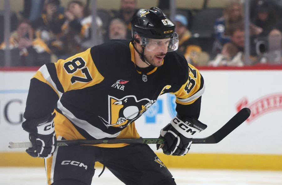 Sidney Crosby, de los Penguins, abandona el partido por una lesión en la parte inferior del cuerpo; se desconoce la gravedad.