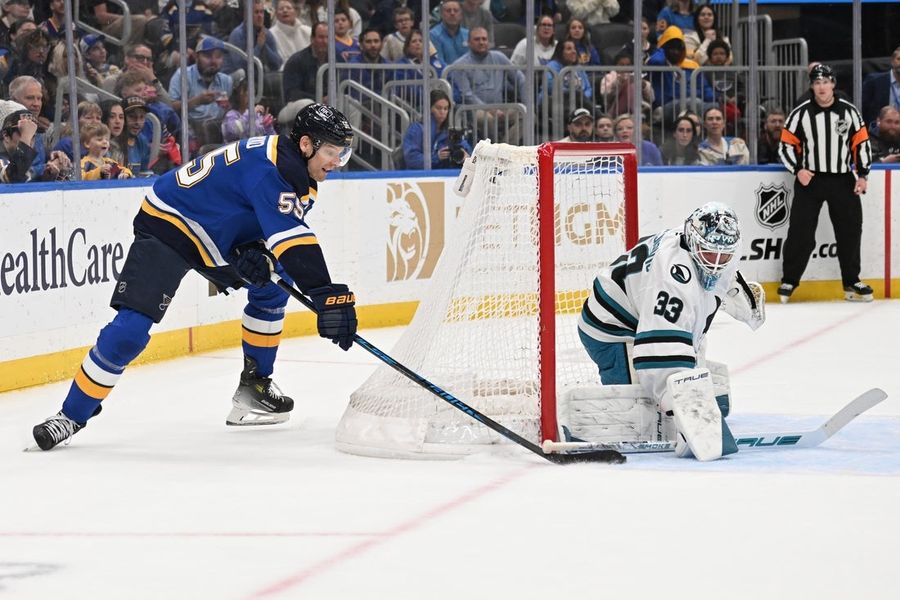 Los Blues derrotan a los Sharks en tiempo extra y se acercan al puesto de comodín del Oeste.