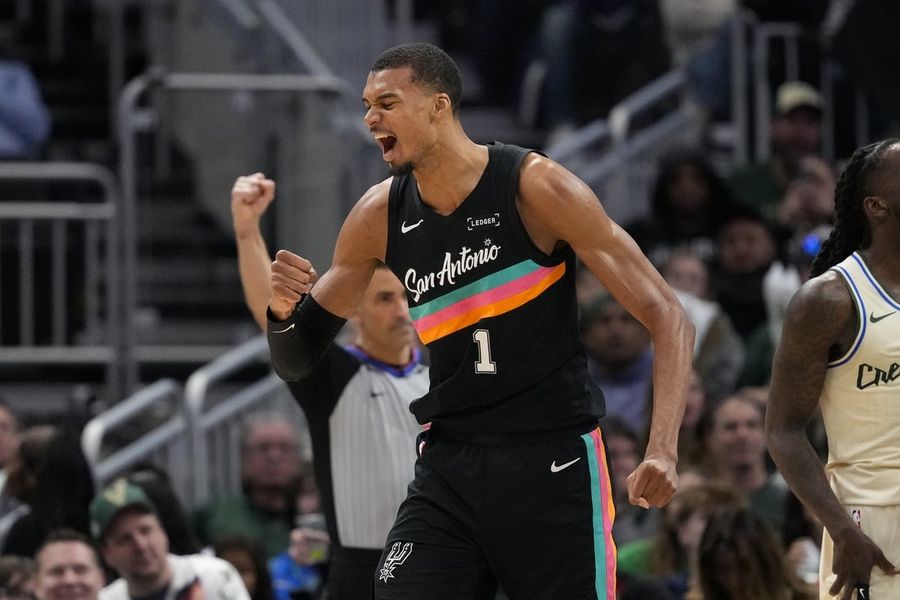 NBA: San Antonio Spurs at Milwaukee Bucks