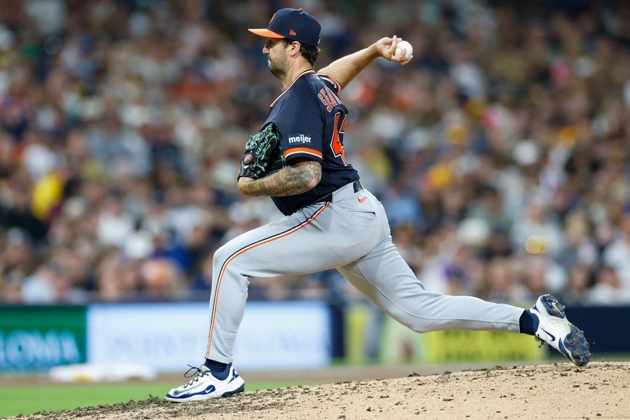 Los Royals adquieren al lanzador derecho Connor Seabold de los Blue Jays.