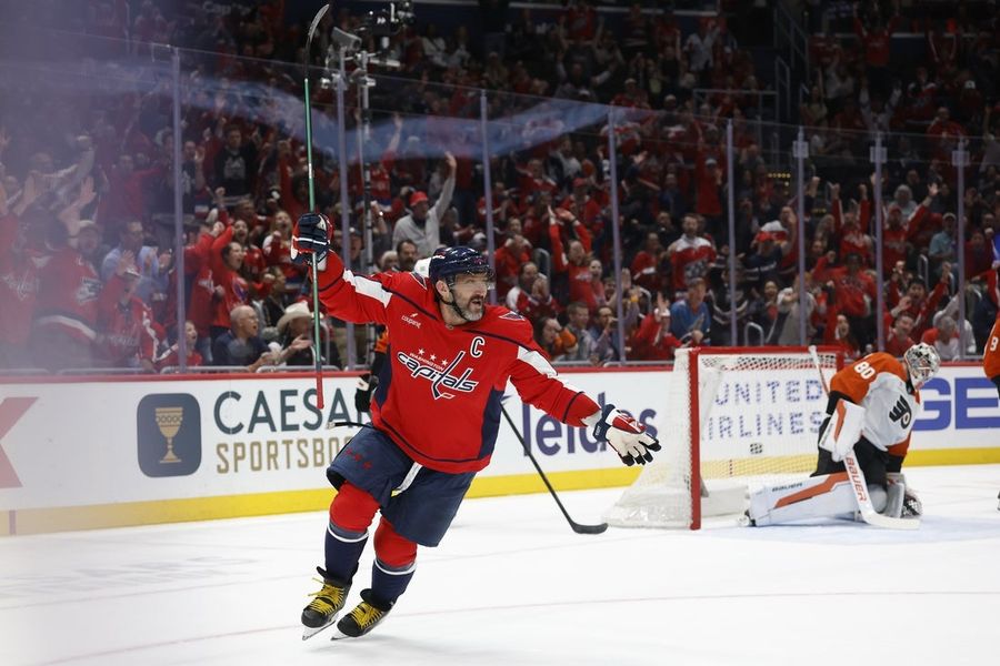 Alex Ovechkin scores twice, Caps end Flyers' road win streak