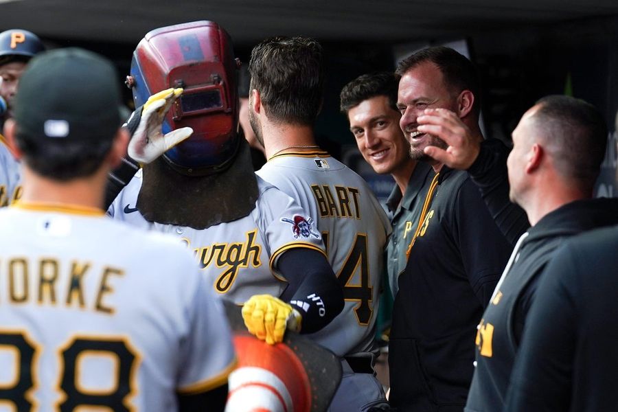 Los Pirates utilizan el balón largo para derrotar a los Reds.