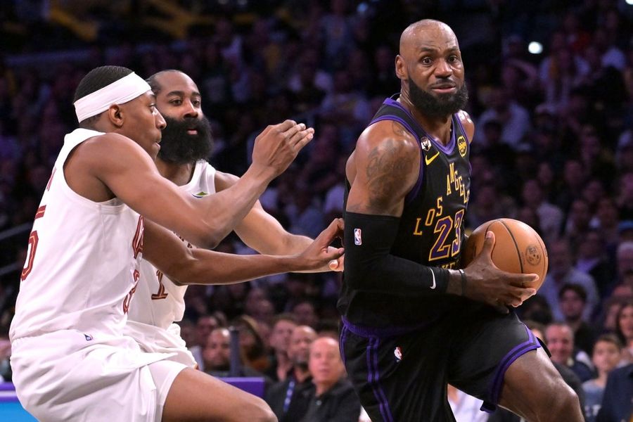 LeBron James establece un nuevo récord de victorias en la historia de los Lakers en su triunfo sobre los Cavaliers.