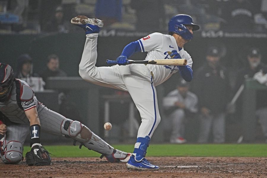 Royals LF Isaac Collins hurts knee on railing vs. Tigers